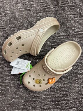 NWT Crocs Classic Glitter Clogs Champagne brilliant with 2 FREE JIBBITZ W11 / M9